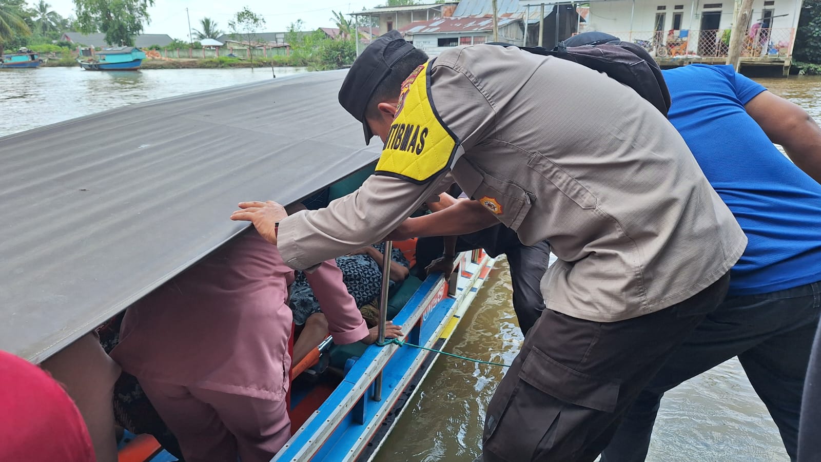 Speed Boat Penumpang Pecah Dihantam Gelombang di Banyuasin, Satu Orang Tewas
