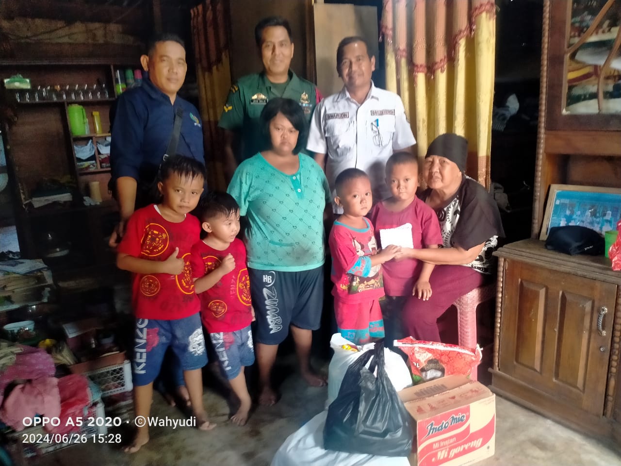 Bareng Pengurus Bazar, Lurah dan Babinsa Bayung Lencir Serahkan Bantuan ke Yatim Piatu Disabilitas