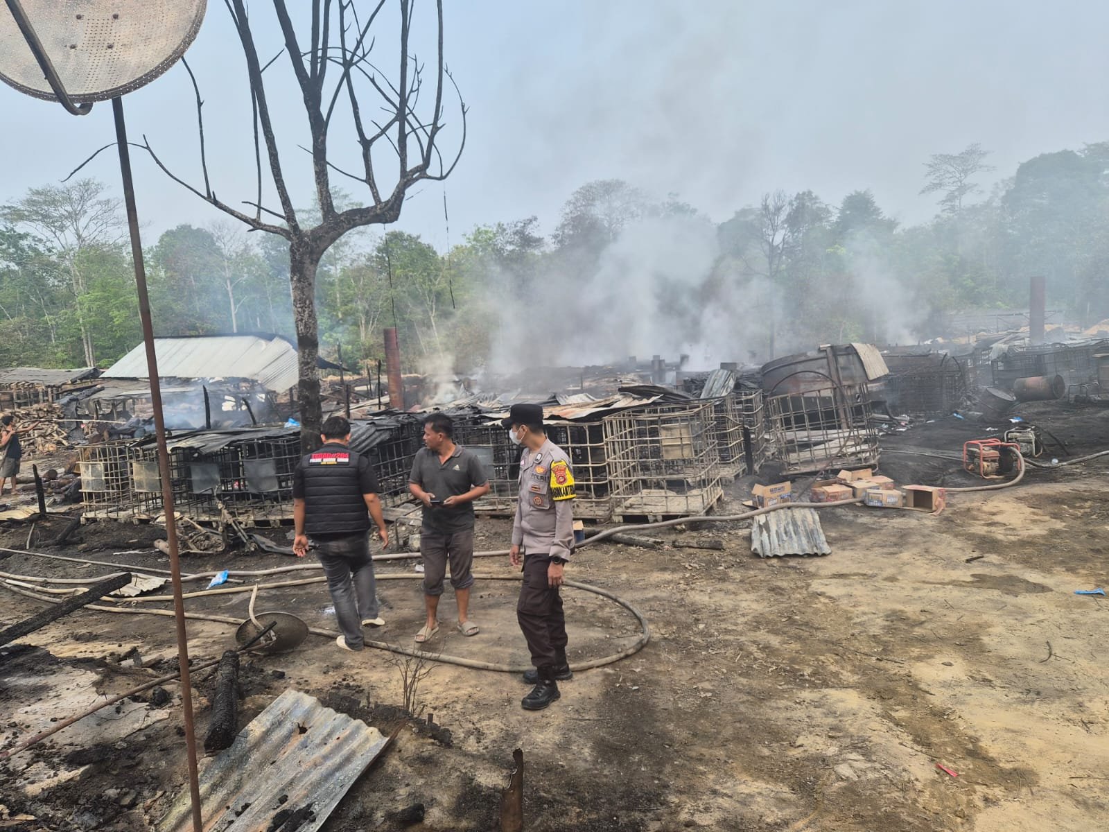 Tungku Bocor Diduga Jadi Pemicu, Penyulingan Minyak Tradisional di Bayung Lencir Terbakar