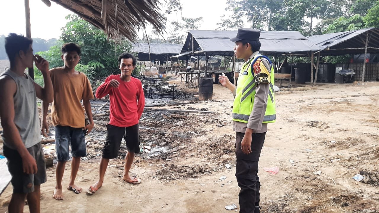 KAPOLSEK BAYUNG LENCIR IMBAU WARGA TENTANG BAHAYA  AKTIVITAS ILEGAL DRILLING DAN ILEGAL REFINERY