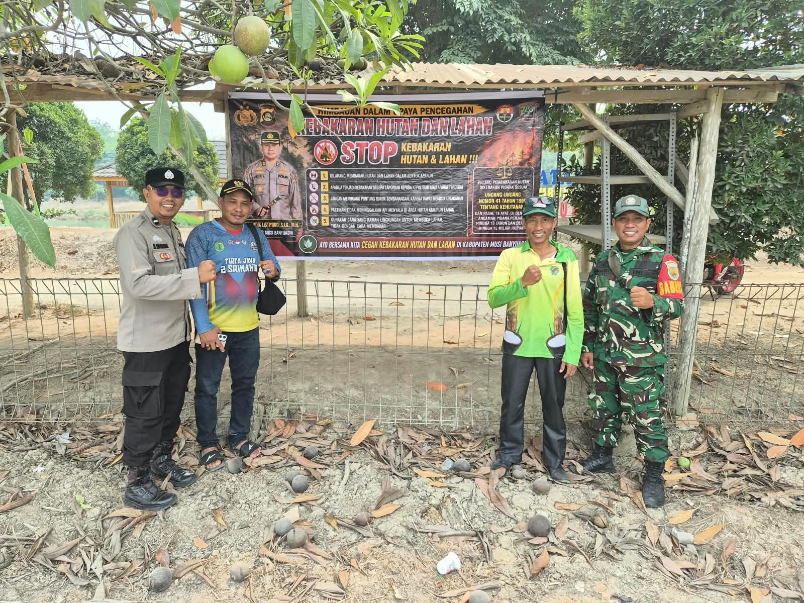 Cegah Karhutla, Bhabinkamtibmas dan Babinsa Pasang Spanduk Larangan Membakar Hutan dan Lahan di Desa Mendis