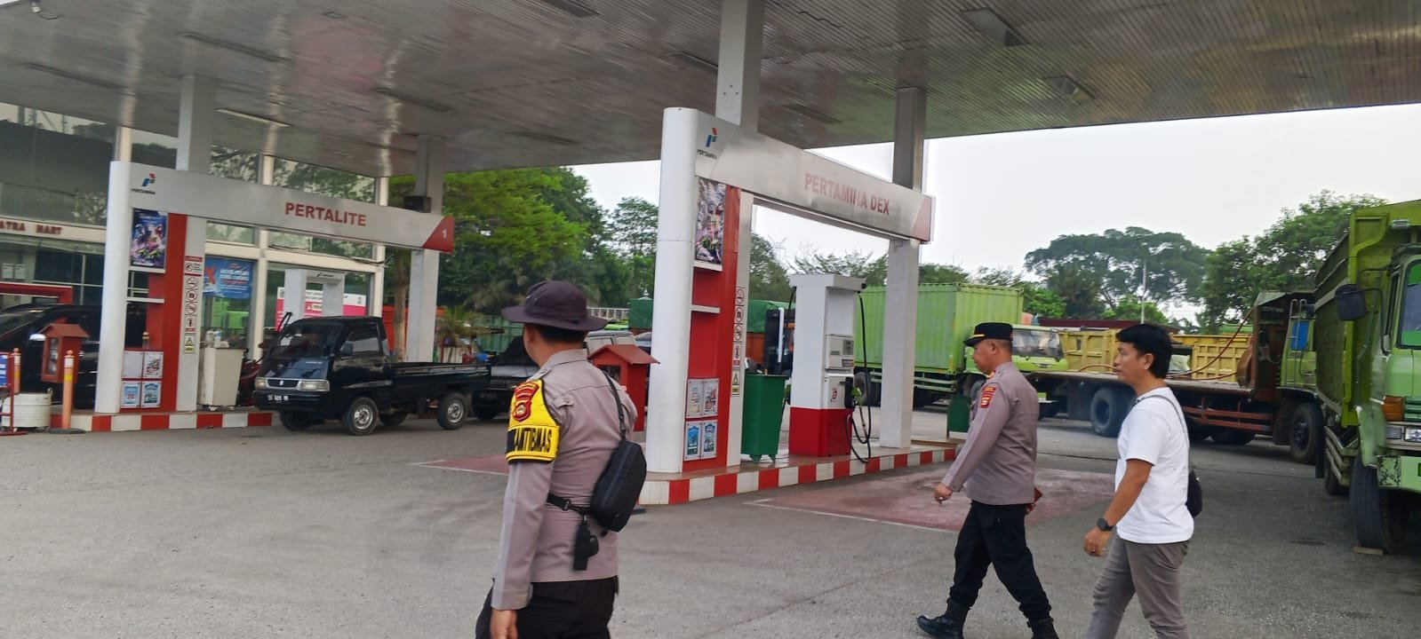 Polsek Bayung Lencir Cek Sejumlah SPBU, Antisipasi Antrean Kendaraan di Jalan