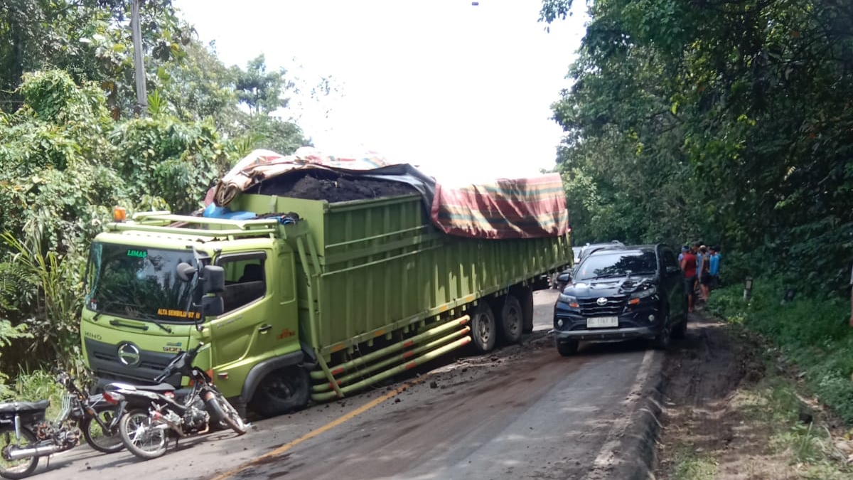 Truk Batu Bara “Kucing-kucingan”, Laka Beruntun di Jalintim Muba Tewaskan Satu Pengendara Sepeda Motor